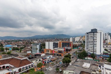 Pereira, COLOMBIA - 25 Ekim 2015: Yağmurlu bir günde Pereira 'nın gerçek görüntüsü. Şehir, And Dağları 'nın eteklerinde, Kolombiya' nın kahve üreten bölgesinde yer almaktadır..