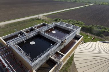 Büyük bir sanayi binasının havadan görünüşü