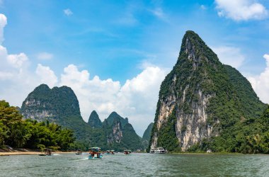 Yangshuo, Çin - 2 Ağustos 2017: Li nehrinde Xinping (Yangshuo) yakınlarında turistlerle Bambu Raftları.