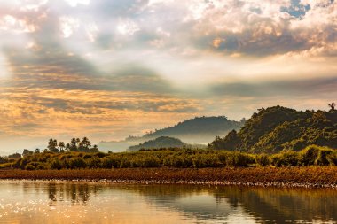 Gölün üzerinde güzel bir gün batımı