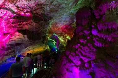 Prometheus CAVE, GEORGIA - 24 Temmuz 2015 'te Tskaltubo, Georgia yakınlarındaki Prometheus mağarası. Bu Gürcistan 'ın doğal harikalarından biridir. Sarkıtların ve dikitlerin nefes kesici örneklerinden biridir..