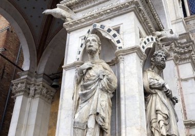 Aziz Peter ve Paul 'un Roma' daki heykeli, İtalya