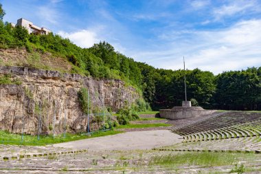 Gora Swietej Anny, Polonya - 10 Haziran 2010: Polonya 'daki St. Anne Dağı' ndaki amfitiyatro ve anıt.