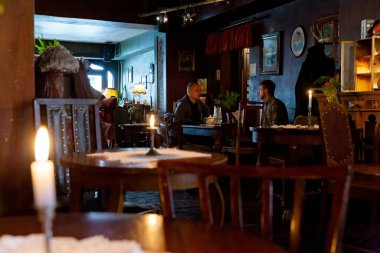 Eski karanlık kafe.