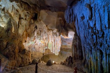 Hang Sung Sot Grotto (Sürpriz Mağarası), Halong Körfezi, Vietnam