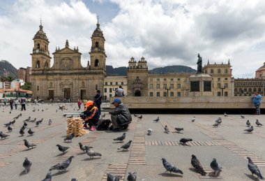 BOGOTA, COLOMBIA - 22 Ekim 2015: Başkent merkezindeki Bolivar Meydanı 'nda kimliği belirsiz insanlar. Bogota Latin Amerika 'nın en hızlı büyüyen büyük şehridir..
