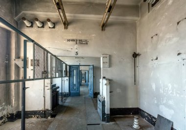 BUDAPEST, HUNGARY - 2 Aralık 2016: Terk edilmiş bir elektrik santralinin kontrol odası, Budapeşte 'de ilk olarak 1910 yılında açıldı.