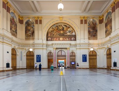 BUDAPEST, HUNGARY - 16 Haziran 2016: Budapeşte 'deki Keleti İstasyonu' nun İçi. Keleti, 1884 yılında açılan Doğu tren istasyonudur ve Avrupa 'nın en büyük tren istasyonlarından biridir..
