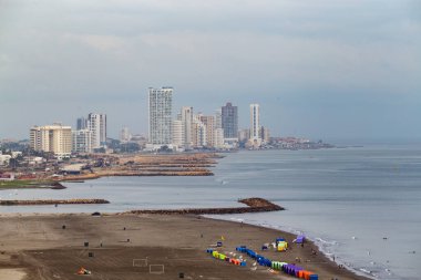 CARTAGENA, COLOMBIA - 29 Ekim 2015: Cartagena Hotel Zone plajı. Kolombiya 'nın en büyük beşinci şehri ve Barranquilla' dan sonra bölgenin en büyük ikinci şehridir..
