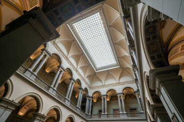 Budapeşte, Macaristan - 31 Mart 2018: Güzel Sanatlar Müzesi 'ndeki yenilenmiş Roma Salonu