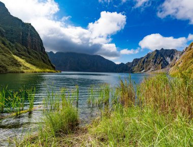 Filipinler 'deki dağ nehri manzarası
