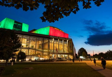 Geceleri modern cam bina