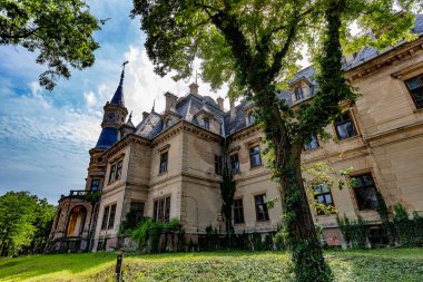 Tura, Macaristan - 10 Mayıs 2016: Schossberger Kalesi. Muhteşem saat kulesi ve zarif bacalarıyla Schossberger Şatosu Loire Vadisi 'nin yanında durabilir. 1883 'te inşa edilmiş.. 