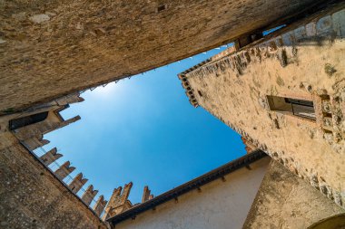 Sirmione, İtalya - 14 Temmuz 2018: Scaliger Şatosu (13. yüzyıl) İtalya 'daki Garda Gölü üzerinde Sirmione' de