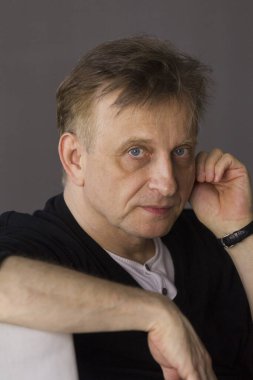 Pal Macsai, aktör, Orkeny Tiyatrosu 'nun yönetmeni Pal Macsai röportaj veriyor. 29 Mayıs 2012. Budapeşte. Pal Macsai 2012 'de Yılın Sesi ödülünü aldı..