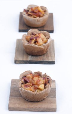 Jambonlu ve peynirli bruschetta.