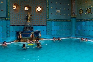 BUDAPEST, HUNGARY - NOVEMBER 4, 2017: Gellert Spa and Bath 'ın içi, sanat Nouveau stilinde popüler bir termal banyo, 1918 yılından beri açıktır.