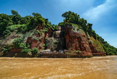 Büyük Buda heykeli tropikal dağlarda, Vietnam 