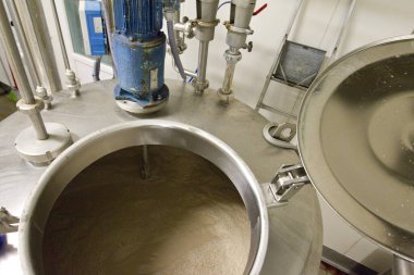 Büyük bir fabrikanın içinde.