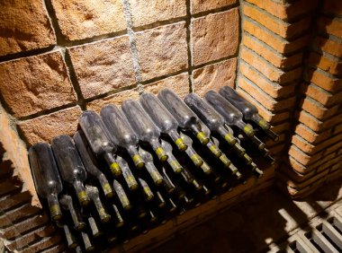 KAKHETI, GEORGIA - 22 Ekim 2014: Kakheti 'de geleneksel şaraphane. Şimdiki Gürcistan muhtemelen dünyanın en eski şarap bölgesi..