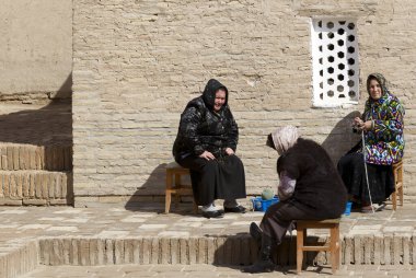 Geleneksel kıyafetler giyen insanlar