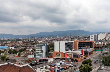 Pereira, COLOMBIA - 25 Ekim 2015: Yağmurlu bir günde Pereira 'nın gerçek görüntüsü. Şehir, And Dağları 'nın eteklerinde, Kolombiya' nın kahve üreten bölgesinde yer almaktadır..
