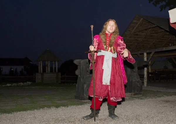 Menina Vestido Medieval Com Uma Espada — Fotografia de Stock