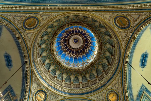 SZEGED, HUNGARY - 6 Temmuz 2016: Szeged Sinagogu İçişleri. 1907 yılında Yahudi Macar mimar Lipot Baumhorn tarafından tasarlanmış bir binadır.
