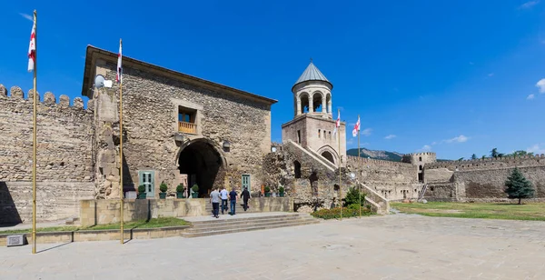 Mtskheta, GEORGIA - 18 Temmuz 2015 'te Mtskheta' da olduğu gibi Svetitskhoveli Katedrali (11. yüzyıl). Gürcistan 'ın en eski şehirlerinden biri olan Mtskheta, Tiflis' in 20 km kuzeyinde yer almaktadır..