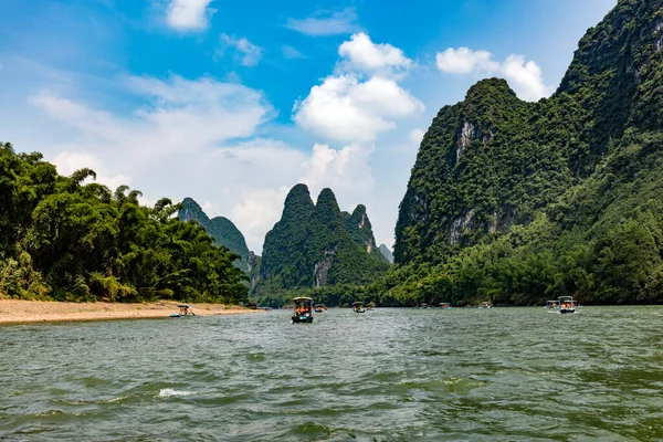 Yangshuo Kína Augusztus 2017 Bambusztutajok Turistákkal Folyón Ködben Közel Xinping — Stock Fotó