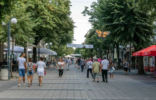 Burgas Bulgaria Julio 2016 Gente Caminando Por Centro Ciudad Burgas — Foto de Stock