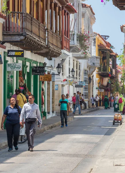 カルタヘナ コロンビア 2015年10月29日 カルタヘナのダウンタウンで未確認の人々 コロンビアで5番目に大きい都市で バランキラに次いで2番目に大きい都市です — ストック写真