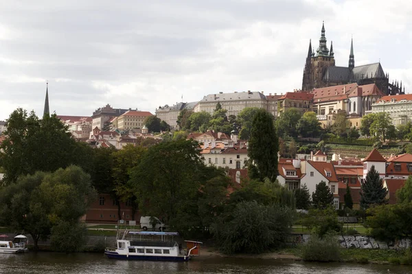 チャールズブリッジとヴルタヴァ川と共にプラハの街を眺め — ストック写真