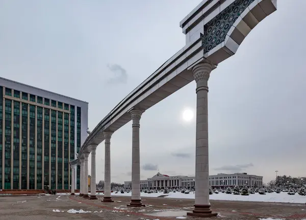 Tashkent Uzbekistan Marzo 2012 Monumento Vicino All Edificio Del Parlamento — Foto Stock