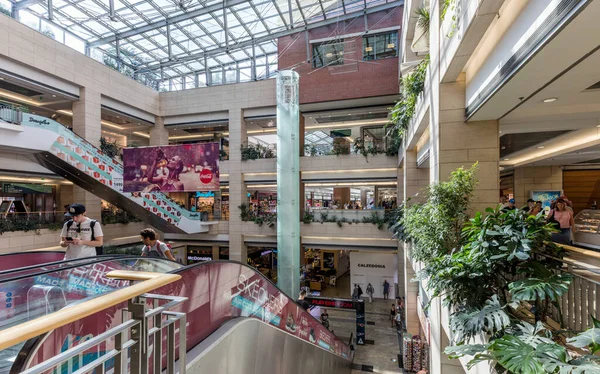 Centro Comercial Con Gente Ventana Cristal Moderna — Foto de Stock