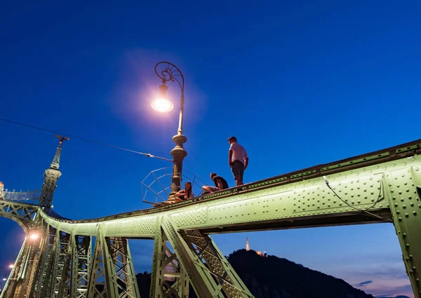 Budapešť Maďarsko Června 2019 Neidentifikovaní Lidé Užívají Letní Noc Mostě — Stock fotografie