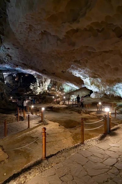 Hang Sung Sot Grotto Sürpriz Mağarası Halong Körfezi Vietnam — Stok fotoğraf