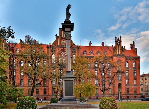 ポーランドのワルシャワにある市庁舎の眺めです — ストック写真