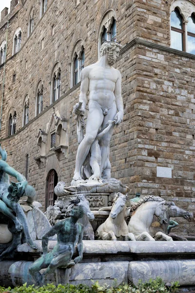 Estátua Uma Jovem Mulher Uma Fonte — Fotografia de Stock