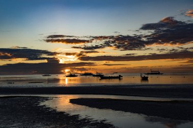 Sabahın erken saatlerinde Filipinler 'de tropik Bohol plajı