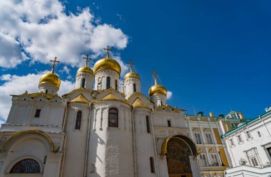 Moskova, Rusya 'daki varsayım katedralinin altın kubbeleri