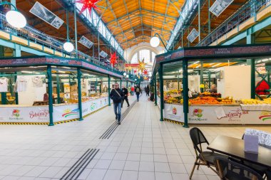 Arka planda insanlar olan alışveriş merkezi.