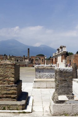 Yunan Delphi şehrindeki antik Yunan tapınağının kalıntıları.