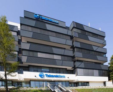 Mavi gökyüzü olan modern bina