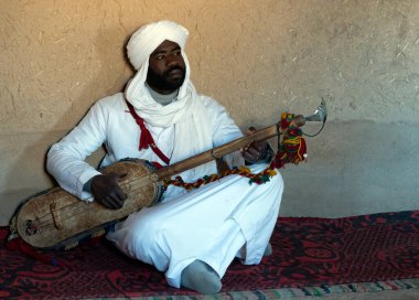 KHAMLIA, MOROCCO - 30 ARALIK 2017: Çölün yakınındaki küçük bir köyde Gnawa müziği yapan eski azat edilmiş kölelerin siyah torunları