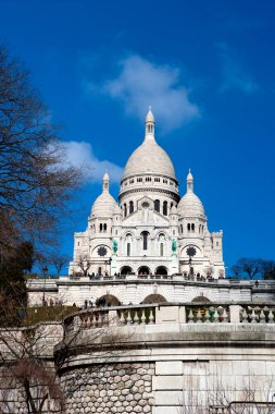 Güneşli bir bahar öğleden sonrasında Montmartre ve Katedral Sacre Coeur 'un manzarası, Paris, Fransa