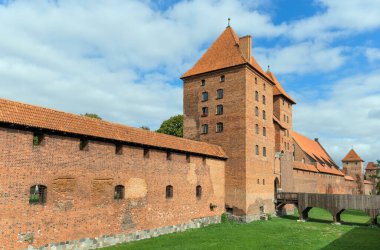 MALBORK, POLAND - 18 Eylül 2015: Malbork Şatosu, 13. yüzyılda Töton Şövalyeleri tarafından inşa edildi.