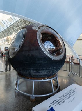 Rusya, Moskova - 17 Ağustos 2018: Moskova, Rusya 'da kalıcı bir genel amaçlı ticaret ve eğlence parkı olan VDNH' deki Uzay Çadırının İçi