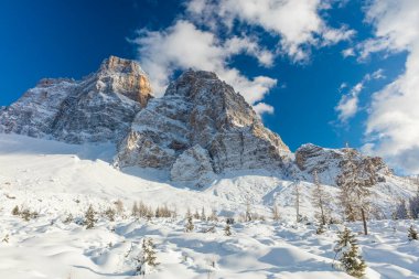 Karla kaplı dağlarla kaplı kış manzarası