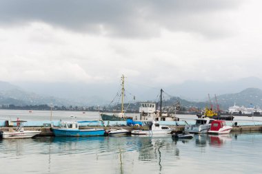 BATUMI, GEORGIA - 15 Ekim 2014: Batum Limanı. 190.000 kişilik nüfusuyla Batumi önemli bir liman ve ticaret merkezi olarak hizmet vermektedir..